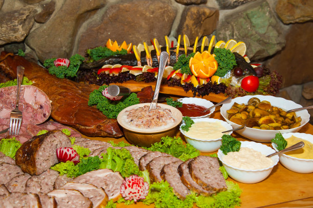 桌子上有很多食物图片下载