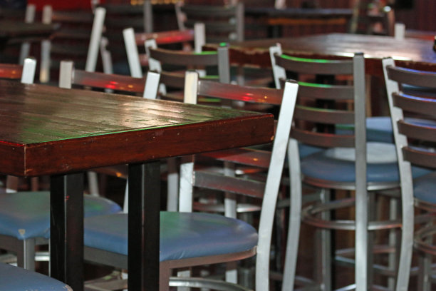 椅子在餐厅图片下载