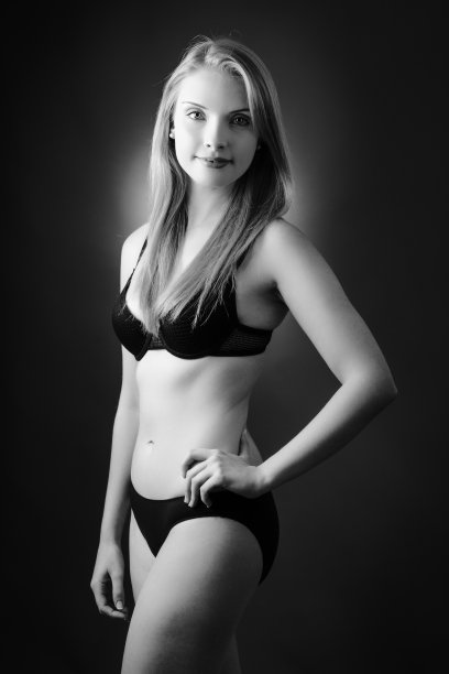 内衣模特在工作室拍摄图片下载