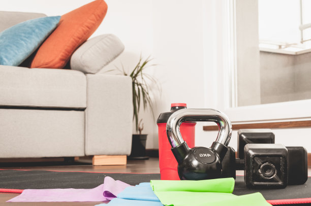 健身运动器材。妇女健身运动器材在家里地板上。在主场运动的概念。培训。图片下载