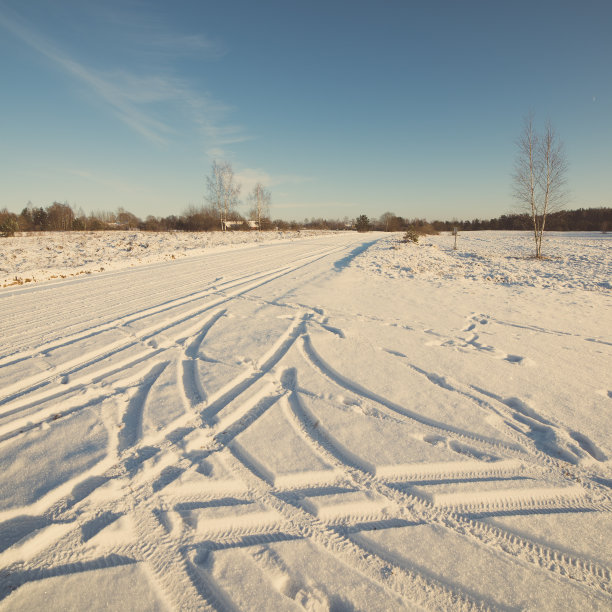 雪地的冬季道路与轮胎标记-复古复古的照片图片下载