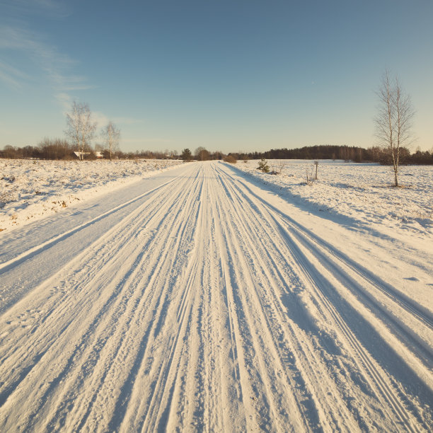 雪地的冬季道路与轮胎标记-复古复古的照片图片下载