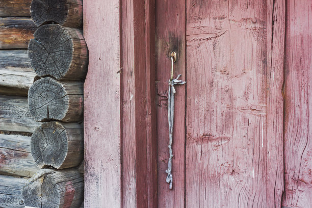 乡村房子的木门。乡村图片。图片下载