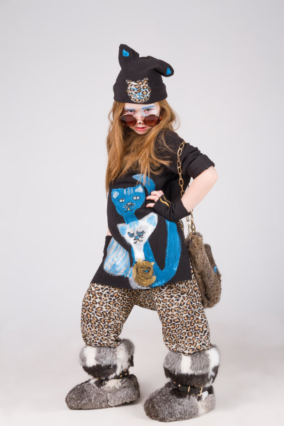 美丽开朗的小女孩的肖像图片下载