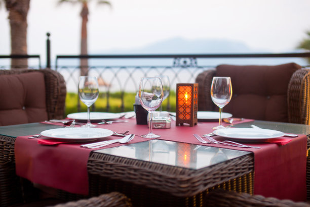 户外餐厅的餐桌图片下载