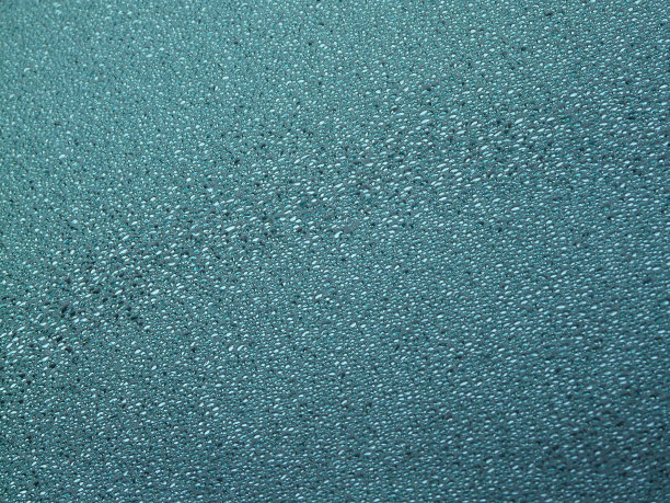 雨滴落在汽车引擎盖上图片下载