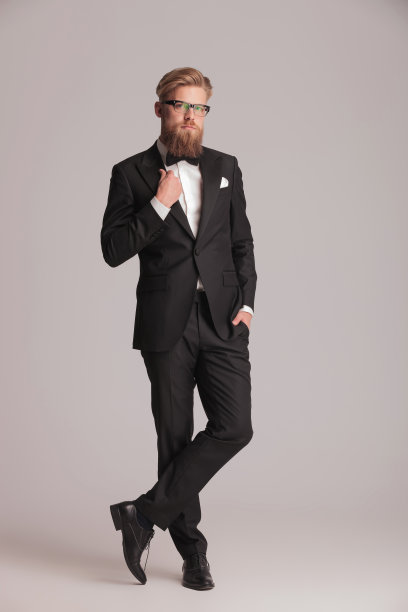 英俊的年轻男子站在画室的背景图片下载