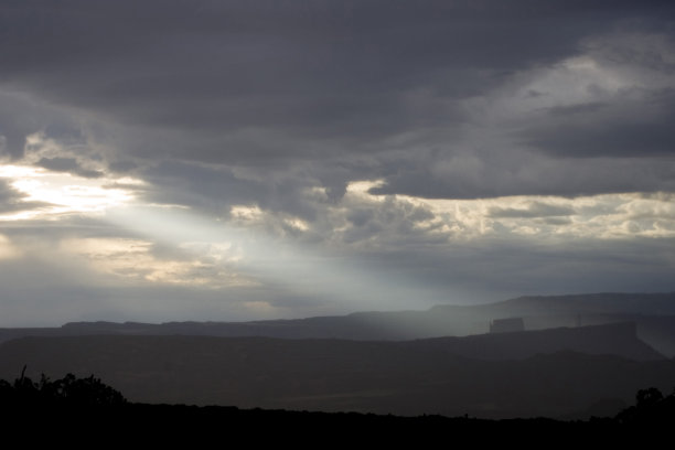 风暴中的光束图片下载