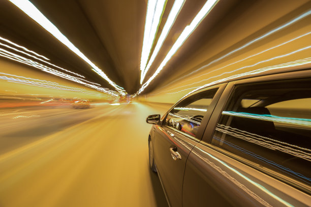 从一边的汽车移动在一个夜晚的城市图片下载