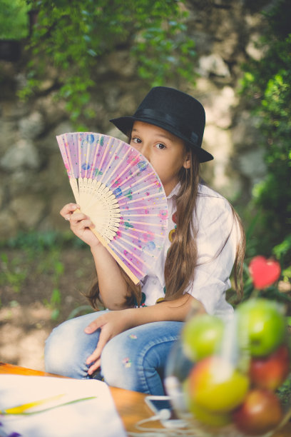 时尚的年轻女孩图片下载