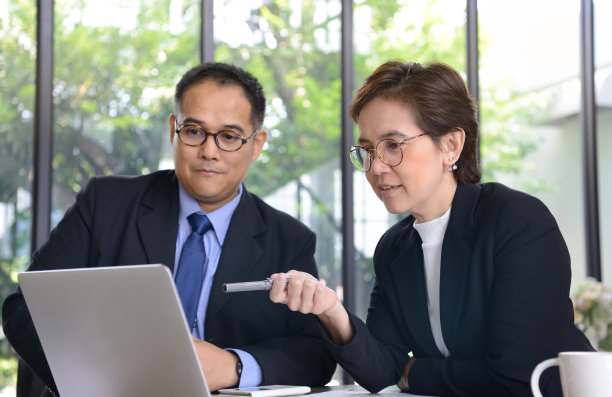 商人和女商人在办公室开会时一起讨论和工作素材图片