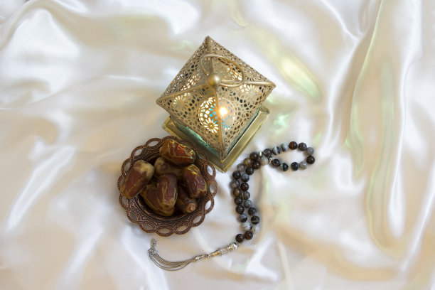 枣椰、灯笼和念珠的俯视图片下载