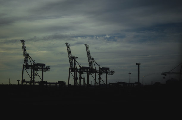 天际线。起重机。图片下载