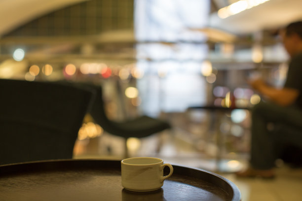 休息室或会议场所与良好的照明，一个杯子，桌子，椅子，和一个人图片下载