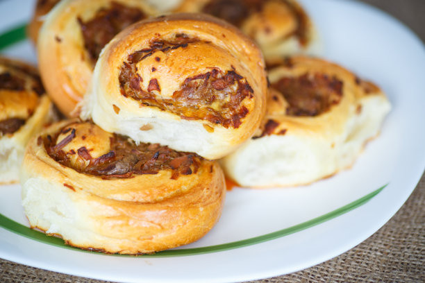 包着卷心菜的扭曲的糕点图片下载