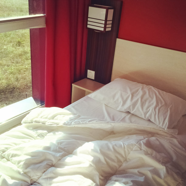 凌乱的床在一个房间与现代设计图片下载