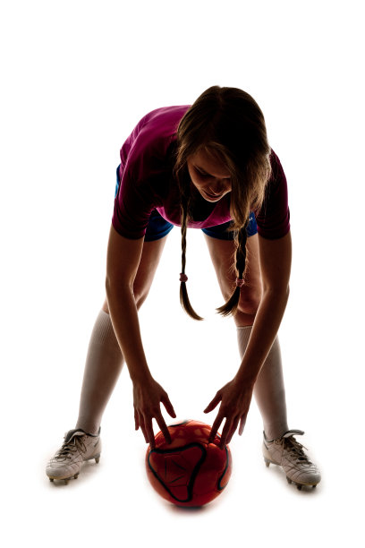 女孩踢足球的剪影图片下载