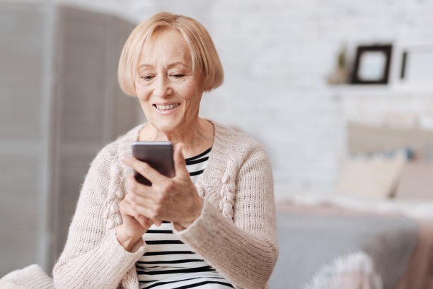 聪明善良的老太太自娱自乐图片下载