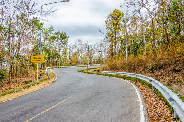 蛇弯曲的道路图片下载