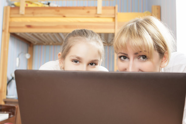 母亲和女儿在电脑屏幕前图片下载