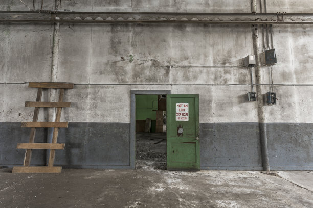 废弃工厂里的大空房间图片下载