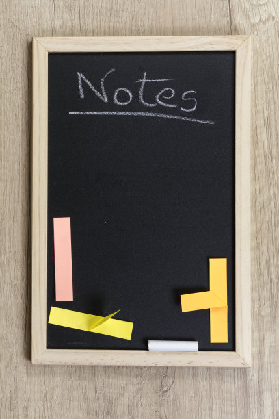 带木框的黑色黑板。图片下载