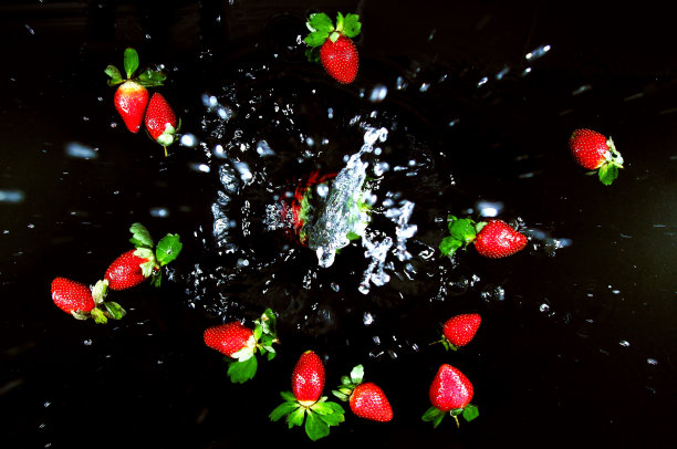 飞溅水-草莓图片下载