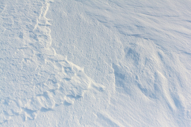 雪背景自然在冬季的河流表面图片下载