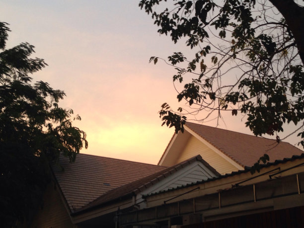 太阳落在房子上图片下载