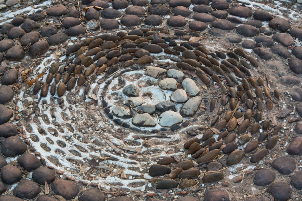 围成圆圈的石头图片下载