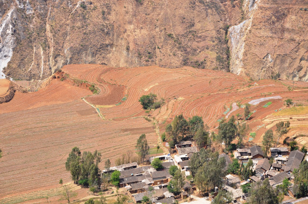 用红土雕刻的梯田图片下载