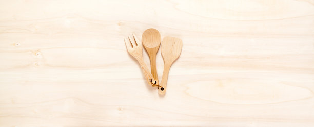 木制背景上的木制汤匙。副本的空间。广告和餐厅背景图片下载