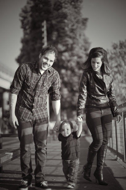 年轻的西班牙家庭和儿童图片下载