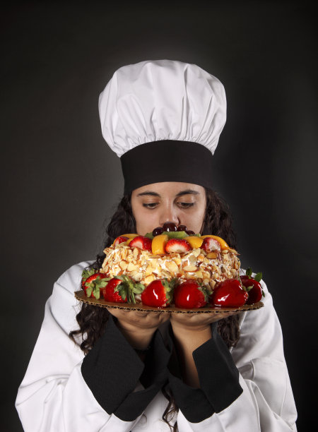 厨师在看水果蛋糕图片下载