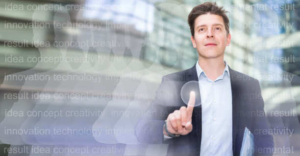 男性测试数码显示器和触摸屏图片下载