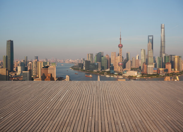 空木地板纹理与航空摄影鸟瞰上海外滩天际线图片下载