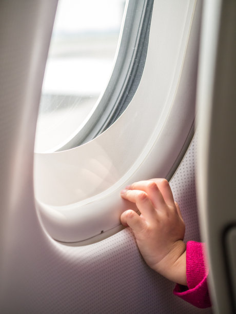孩子的手触摸飞机窗户图片下载