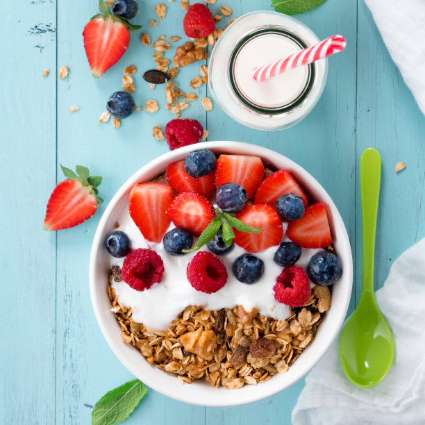 加浆果的格兰诺拉麦片早餐图片下载