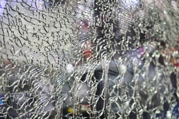 破碎的汽车玻璃。图片下载