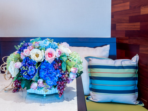 现代客厅中的人造花瓶图片下载