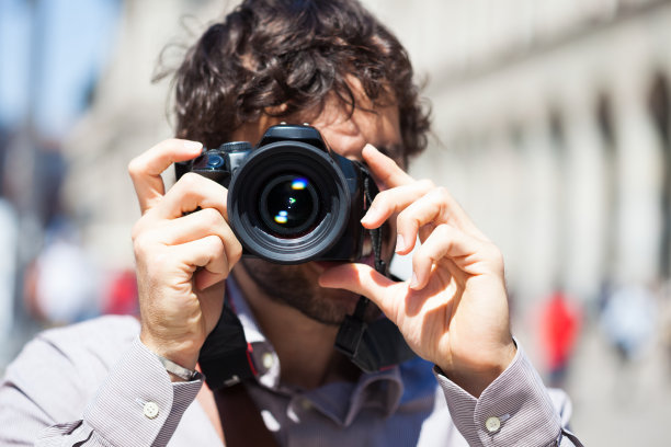 摄影师使用他的相机图片下载