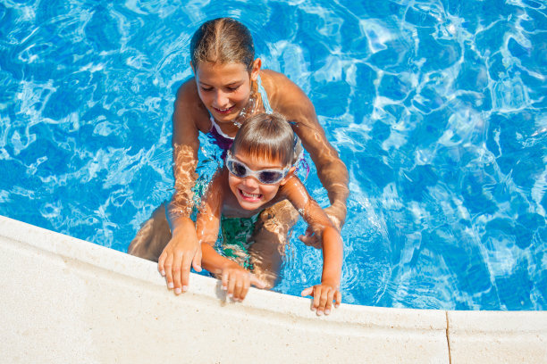 游泳池里的孩子们图片下载