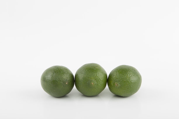 三个酸橙排成一排图片下载