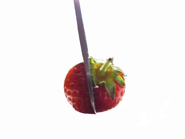 开胃的红草莓上的刀图片下载