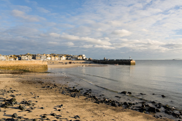 康沃尔圣艾夫斯镇港口附近的海滩素材图片