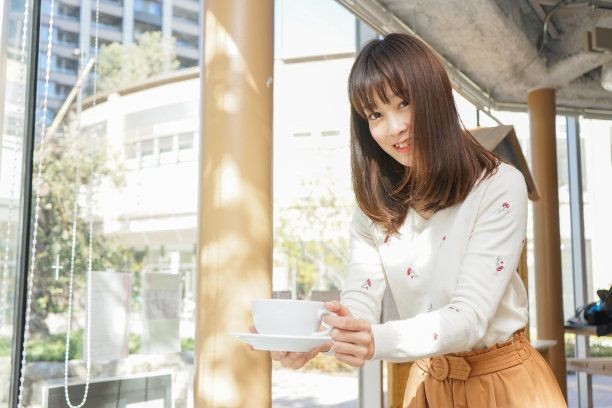 拿着杯子的女人图片下载