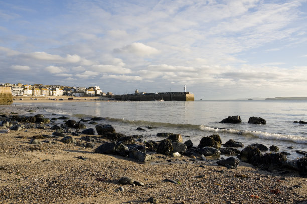 康沃尔圣艾夫斯镇港口附近的海滩素材图片