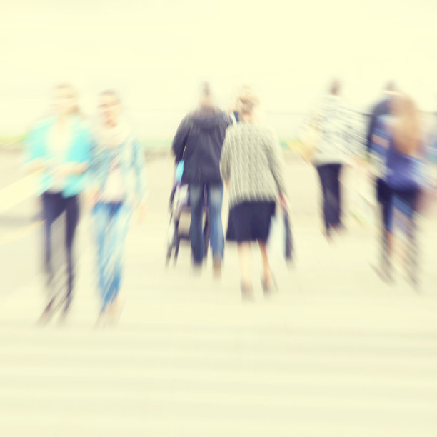 模糊的人在城市的形象。图片下载