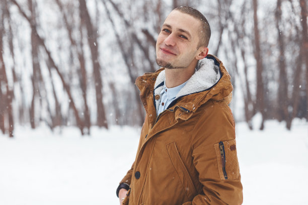 年轻英俊的男人在冬天图片下载