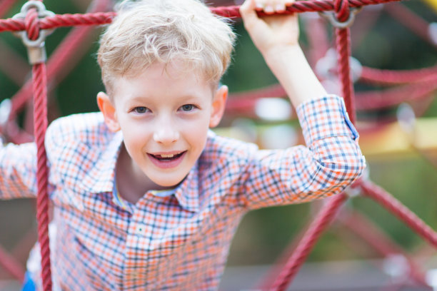 孩子在操场上图片下载